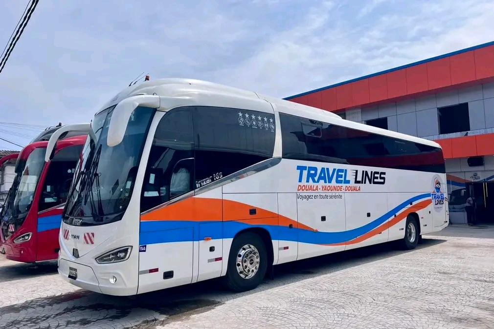 Autocar VIP Travel Lines stationné devant l'agence, ligne Yaoundé – Douala